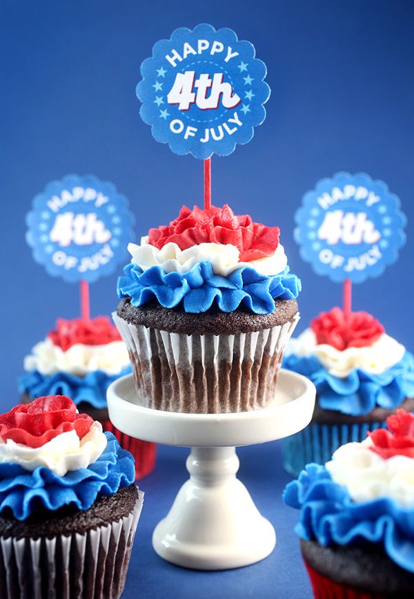 We've found 15 of the Best 4th of July Cupcakes and they are red, white and blue and delicious! They'd be perfect for your Fourth of July party or summer family BBQ! These 15 yummy Patriotic Cupcakes will be a delicious 4th of July treat. Pin these easy to make Independence Day desserts for later and follow us for more 4th of July Food Ideas. 