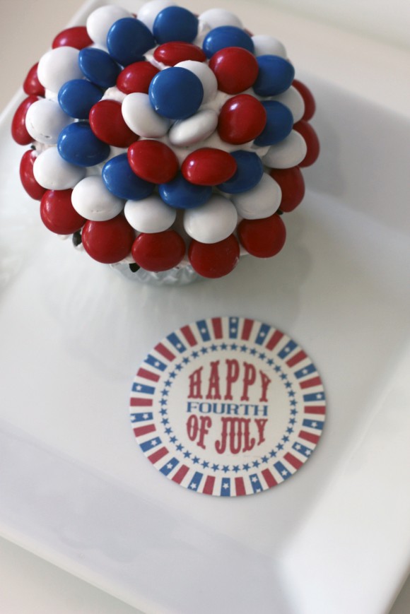 We've found 15 of the Best 4th of July Cupcakes and they are red, white and blue and delicious! They'd be perfect for your Fourth of July party or summer family BBQ! These 15 yummy Patriotic Cupcakes will be a delicious 4th of July treat. Pin these easy to make Independence Day desserts for later and follow us for more 4th of July Food Ideas. 