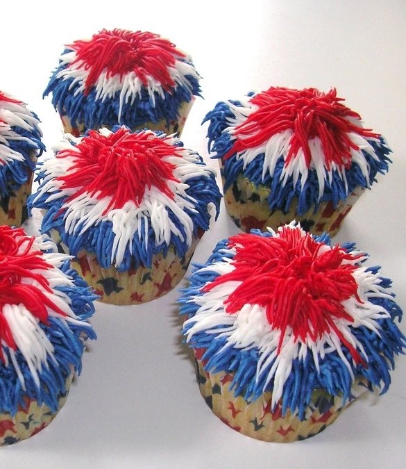 We've found 15 of the Best 4th of July Cupcakes and they are red, white and blue and delicious! They'd be perfect for your Fourth of July party or summer family BBQ! These 15 yummy Patriotic Cupcakes will be a delicious 4th of July treat. Pin these easy to make Independence Day desserts for later and follow us for more 4th of July Food Ideas. 