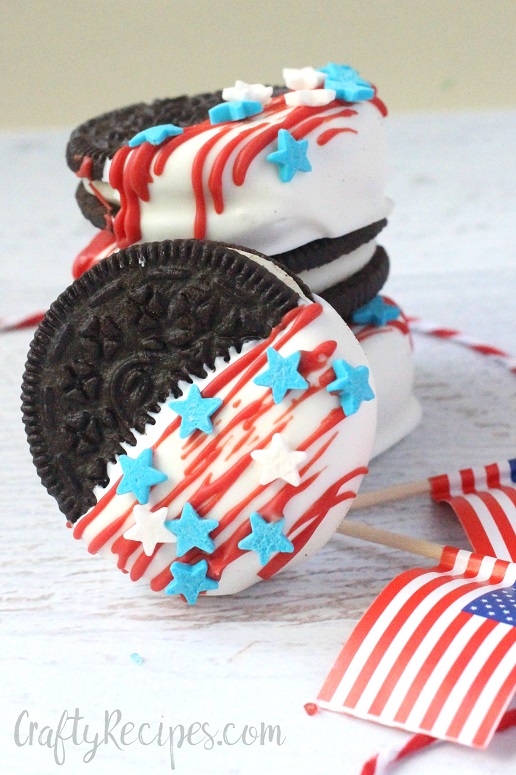 We've found 15 of the Best 4th of July Cookies.  These red, white and blue desserts will wow your guests at your Fourth of July party or summer family BBQ! These 15 yummy Patriotic Desserts are delicious 4th of July treats.  Pin these easy to make Independence Day cookies for later and follow us for more 4th of July Food Ideas. 
