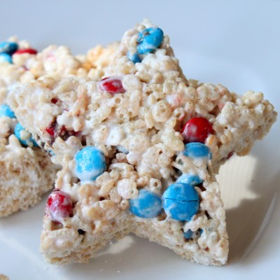 We've found 15 of the Best 4th of July Rice Krispie Treats.  Your friends and family at your Fourth of July party or summer family BBQ will love these Red White and Blue treats! These 15 yummy Patriotic Desserts are all amazing and gorgeous 4th of July treats.  Pin these easy to make Independence Day Rice Krispie Treats for later and follow us for more 4th of July Food Ideas. 