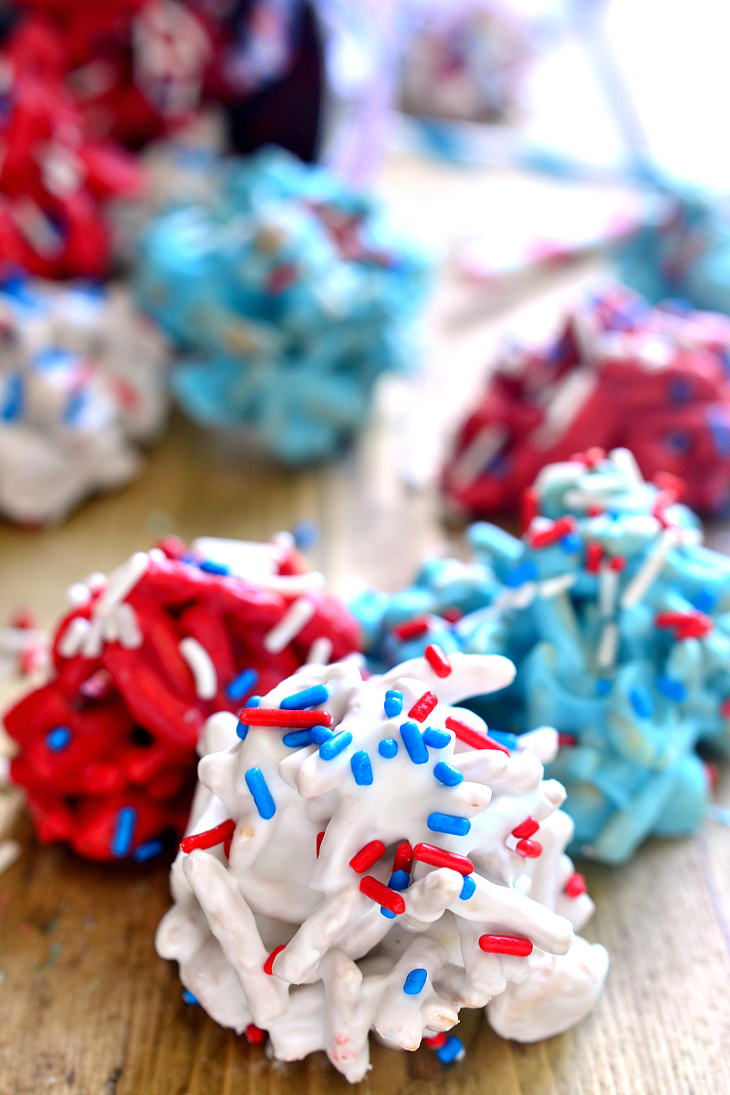 We've found 15 of the Best 4th of July Pretzels and they are sweet, salty, delicious and red, white and blue! They'd be perfect 4th of July dessert for your Fourth of July party or summer family BBQ! These 15 yummy Patriotic Pretzel Snacks will be a delicious 4th of July treat.  Pin these easy to make Independence Day desserts for later and follow us for more 4th of July Food Ideas. 