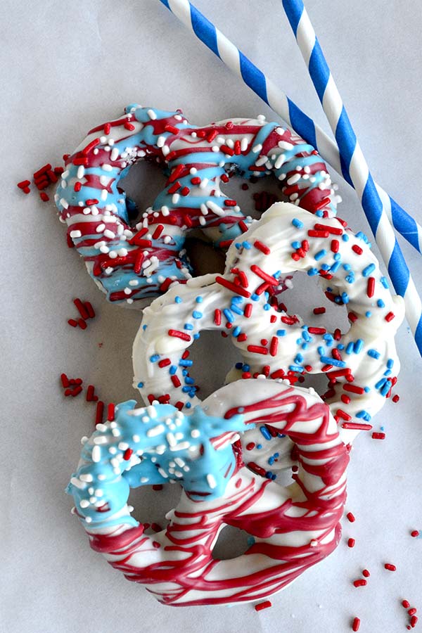 We've found 15 of the Best 4th of July Pretzels and they are sweet, salty, delicious and red, white and blue! They'd be perfect 4th of July dessert for your Fourth of July party or summer family BBQ! These 15 yummy Patriotic Pretzel Snacks will be a delicious 4th of July treat.  Pin these easy to make Independence Day desserts for later and follow us for more 4th of July Food Ideas. 