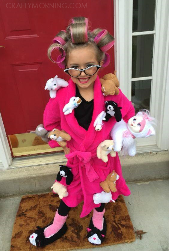 We've found 15 of the Best DIY Halloween Costumes for Kids that would be easy for you to make and your kids will look great Trick or Treating in them on Halloween. You are going to have a hard time deciding which of these Homemade Halloween Costumes to make. Pin these easy to make Kid's Halloween Costume Ideas for later and follow us for more Halloween Costume Ideas. 